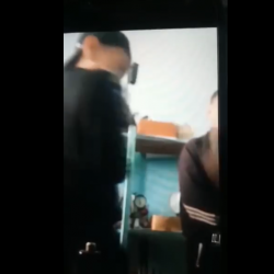 ВИДЕО - Окуучуларды сабап жаткан мугалимдин видеосу тарады