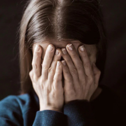 Москвада 14 жаштагы кыз көз жарды. Ал кыргызстандык өспүрүм зордуктаганын билдирген