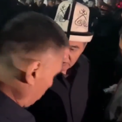 «Тамагың жок калса да жардам бересиң». Камчыбек Ташиевдин Жалал-Абаддын башчысына кайрылгандагы видеосу тарады