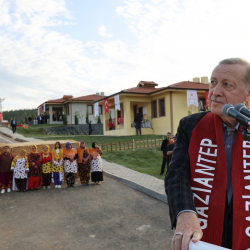 Түркияда жер титирөөдөн жабыркагандарга жаңы үйлөрдүн ачкычтары тапшырылды