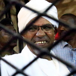Судандын кулатылган президенти түрмөдөн качып кетти