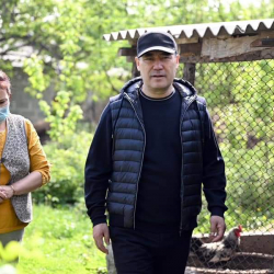 Садыр Жапаров бизнес үчүн кайтарымсыз берилген 100 миң сомдон алган үй-бүлөлөрдөн кабар алды