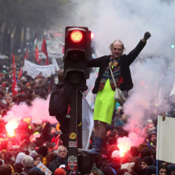 ВИДЕО - Францияда пенсиялык реформага каршы акциялар беш айдан бери токтоосуз уланууда