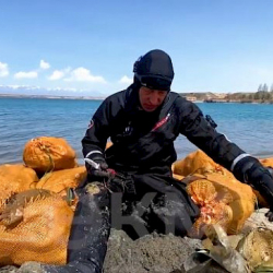 ВИДЕО - Суучулдар көл түбүнөн тонналаган таштандыларды алып чыгууда