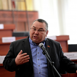 ВИДЕО - Депутат: Ээнбаш, ичи арам блогерлерди журналисттерден бөлүүгө убакыт келди