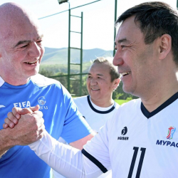 СҮРӨТ - Садыр Жапаров FIFA жетекчиси менен футбол ойноду