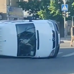 Бишкекте «Лексус» эки унааны сүзүп, бири оодарылып кетти