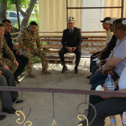 Кыргыз-өзбек чек арасында эки өлкөнүн район башчылары жолукту