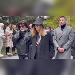 ВИДЕО - “Мен сизди көргөнүмө кубанычтамын”. Песков Алла Пугачеванын колун өптү