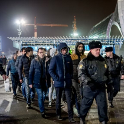 Санкт-Петербургда кармалган 50дөй мигрант депортацияланат