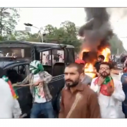 ВИДЕО - Пакистанда экс-премьердин кармалышынан соң массалык башаламандыктар башталды