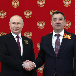 Исаев: Путин Жапаров менен жолукканда өзүнчө тамактануу сунушун киргизди