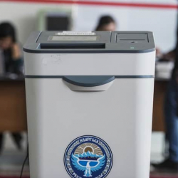 Эки талапкер шайлоого катышуудан баш тартты