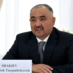 Шакиев эки депутаттын коштоосунда Азербайжанга учуп кетти