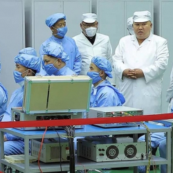 Ким Чен Ын вместе с дочерью проверил подготовку к запуску первого военного спутника КНДР