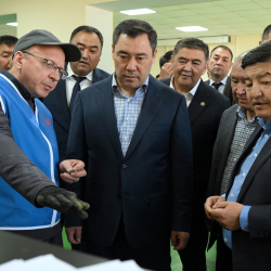 Президент «Кыргызиндустрияга» барды. Иш менен таанышууда Ташиев да байкалды
