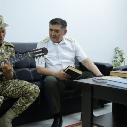 Чек арачынын Камчыбек Ташиевге ыр аткарып берген видеосу