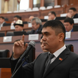 Айбек Осмонов журналисттерге анекдот, мыскыл жана тамаша жаздыргысы келет...