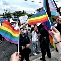 АКШда ЛГБТ өкүлдөрү менен мектеп окуучуларынын ата-энелери мушташты