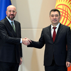 Кыргызстан добился значительных успехов в укреплении демократических институтов - президент