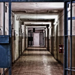 Ысык-Атада шектүүгө абактан качууга жардам берген 2 милиционер кармалды