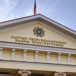 Прокурор каза болсо, анын үй-бүлөсүнө берилчү кенемтени өкмөт 12 эсеге азайтууну сунуштады