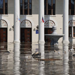 ВИДЕО - Кахов ГЭСинин жарылуусунан кийин шаарды суу каптады