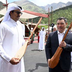 Садыр Жапаров Катар эмирине комуз белек кылды