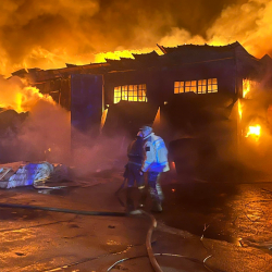 ВИДЕО, СҮРӨТ - Бишкектеги кампадан ири өрт чыкты