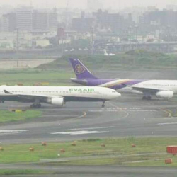 ВИДЕО - Токио аэропортунда эки учак кагылышты