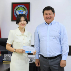 Кыргызстанда биринчи ирет чет элдик жаранга Мекен-карт берилди