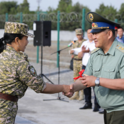 СҮРӨТ - Ташиев Жалал-Абадда чек арачыларга жаңы үйлөрдүн ачкычтарын тапшырды