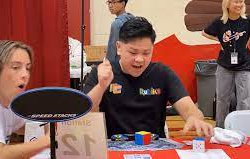 ВИДЕО - Парень из США собрал кубик Рубика за рекордные 3,13 секунды