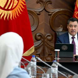 Президент саламаттык сактоо тармагынын актуалдуу маселелери боюнча кеңешме өткөрдү