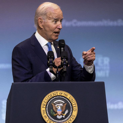 ВИДЕО - АКШ президенти Джо Байден күтүүсүздөн сөзүнүн аягына чыкпай кетип калды