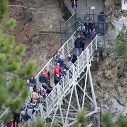 ВИДЕО - Эки туристти 50 метрлик бийиктиктен түртүп жиберген адам кармалды