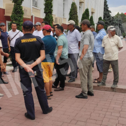 Дыйкандар суунун жоктугунан Бишкектин борборуна митингге чыкты