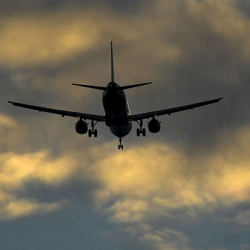 Жүргүнчү учуп бараткан учактын эшигин ачууга аракет кылды. Себеп?