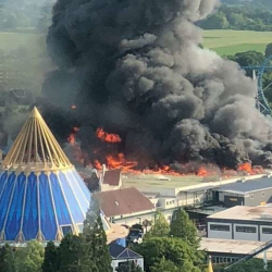 ВИДЕО - Крупный пожар в парке развлечений. Жертв, по некоторым данным, нет
