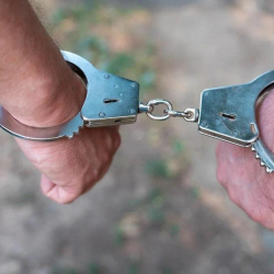 ВИДЕО - В Чуйской области задержали милиционера-конвоира за то, что он помог мужчине устроить свидание с арестованной супругой