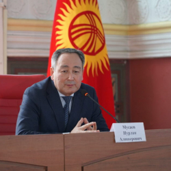 Жогорку соттун төрагасынын орун басары айлык маянасын айтты