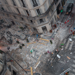 ВИДЕО - Парижде имарат жарылып, 37 адам жаракат алды