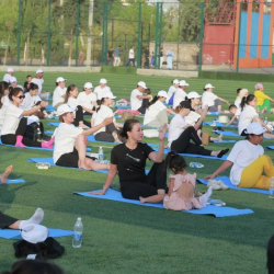 Ошто 300 киши чогуу йога менен машыкты