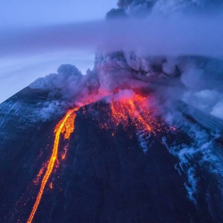 ВИДЕО - На Камчатке началось извержение самого высокого вулкана в Евразии