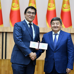 Депутаттар наарызы болгон Эдил Байсаловго 3-класстагы мамлекеттик кеңешчиси класстык чини ыйгарылды