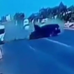 ВИДЕО - Бишкекте «BMW X5» «Спринтерди» сүзгөн учуру видеого түшүп калган