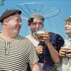 Врач назвала правильный способ пить пиво в жару