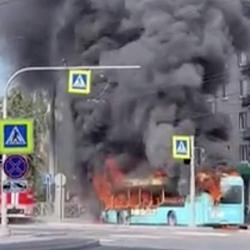 ВИДЕО - Санкт-Петербургда жүргүнчүлөрдү ташыган автобус күйүп кетти