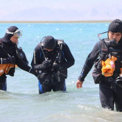 Суучулдар Ысык-Көлдүн түбүн 91 күндөн бери тазалап жатышат