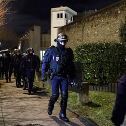 ВИДЕО - Во французском Френе протестующие попытались устроить побег заключенных из тюрьмы